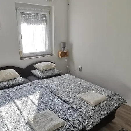 Апартаменты Rigofeszek Apartmanhaz Гардонь