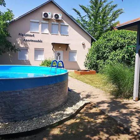 Апартаменты Rigofeszek Apartmanhaz Гардонь