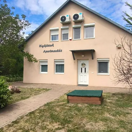 Rigófészek * Gárdony
