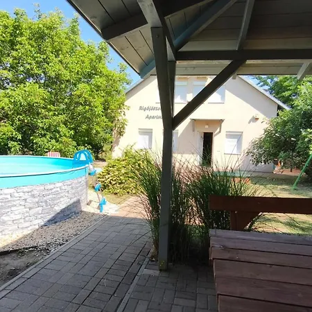 Lägenhet Rigofeszek Apartmanhaz